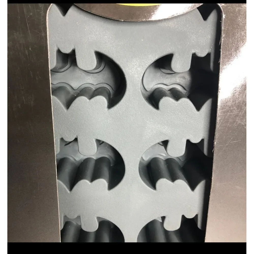 DC Batman insignia‎ Logo Ice Cube Tray - Makes 12 Cubes - New